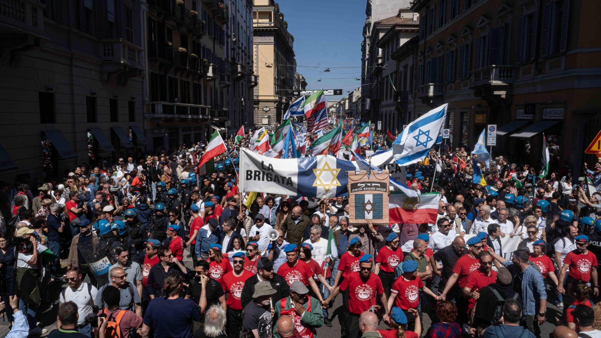 Tra Anpi e Brigata ebraica scatta l’ora delle denunce. Sala: le bandiere un errore
