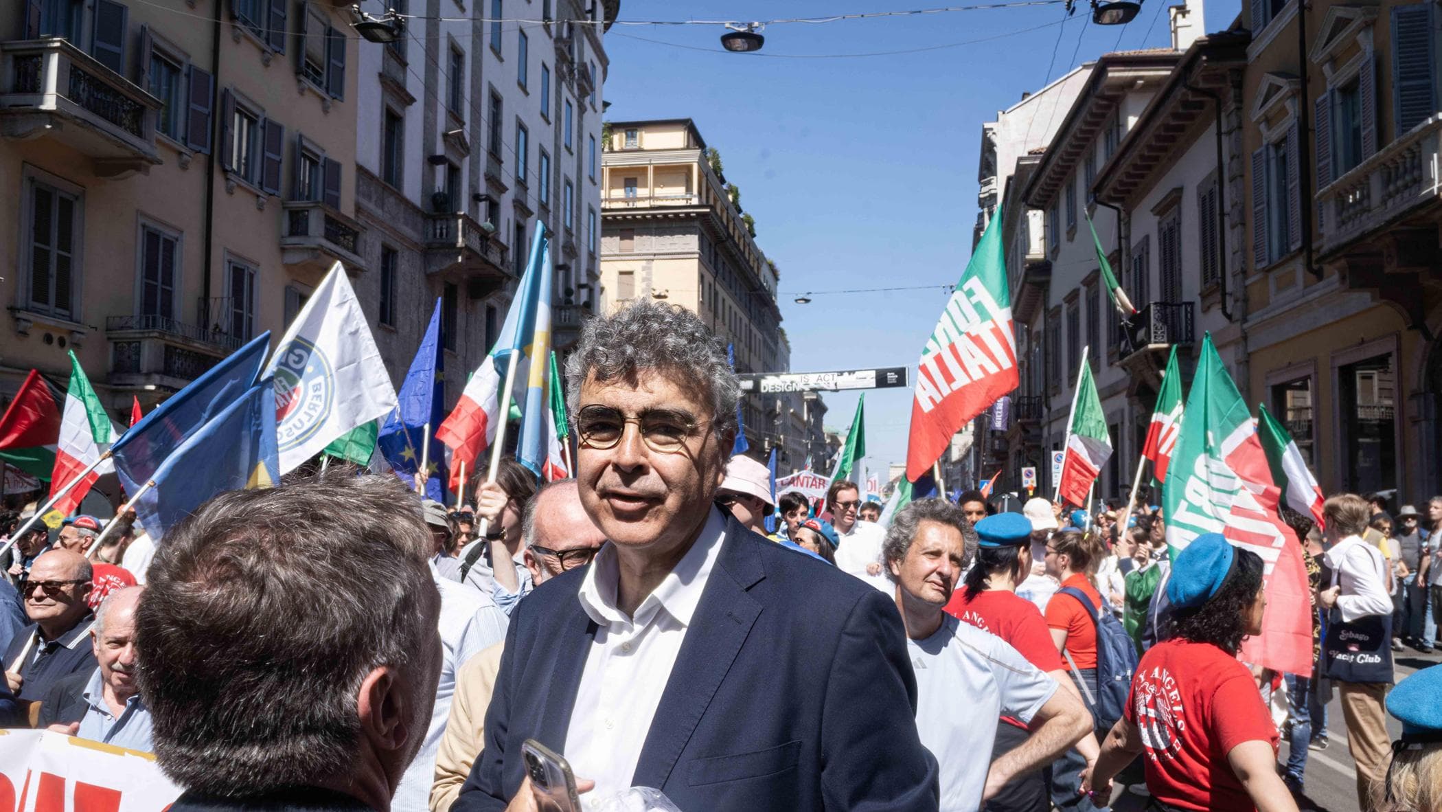 Fiano: “Chi spara è un criminale, se della Brigata ancora più grave. Bandiere? Non le porterei”