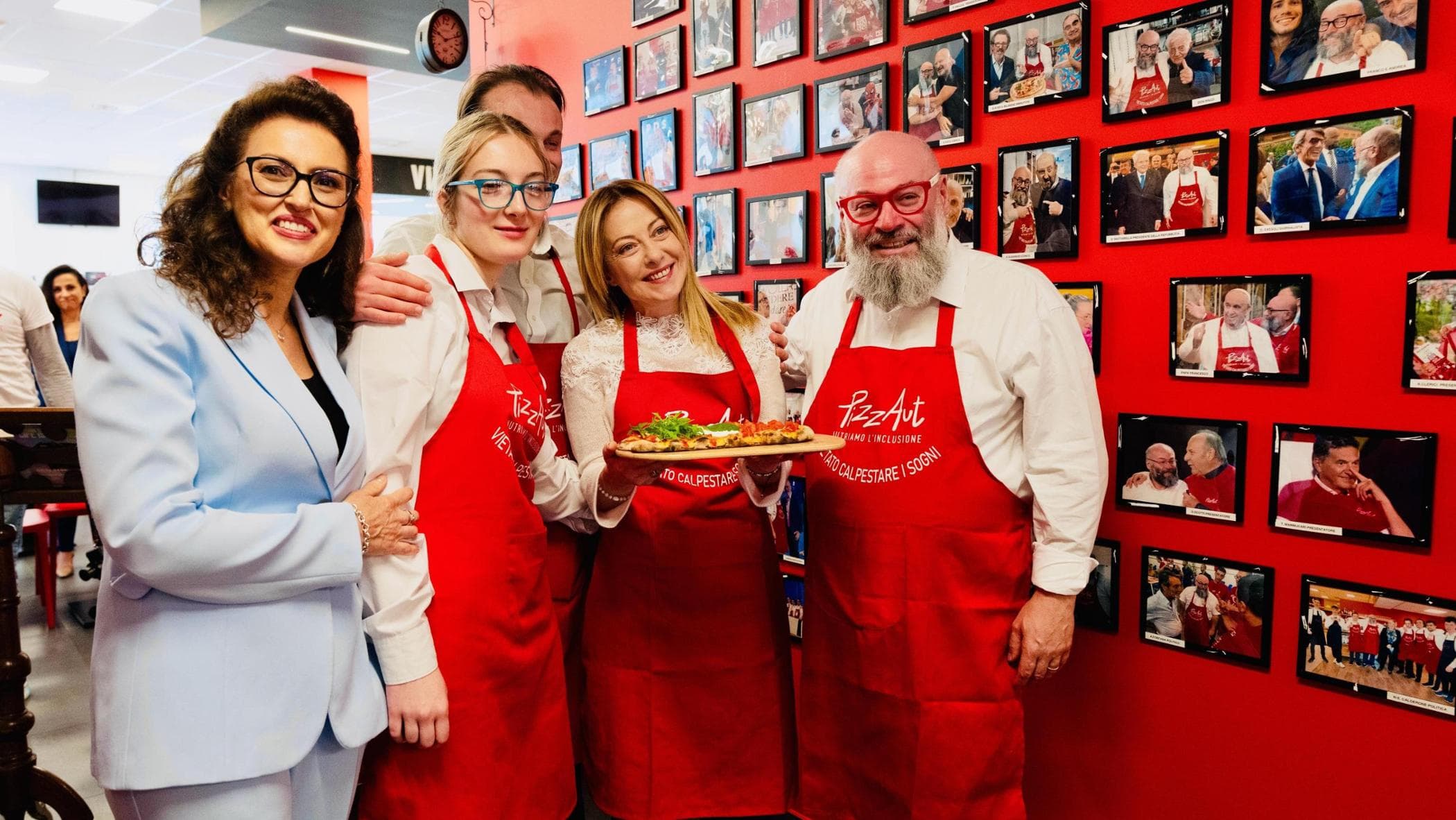 Giorgia Meloni in visita al ristorante di Pizzaut a Monza: “Siete i lavoratori più straordinari”