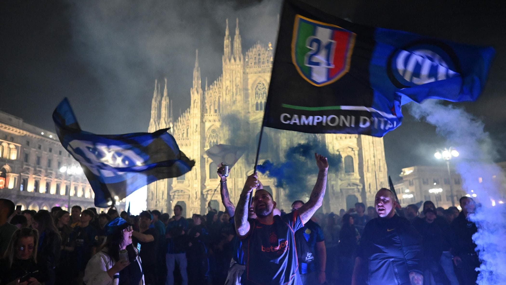 Inter, il popolo nerazzurro in piazza Duomo per la festa scudetto: è il numero 21