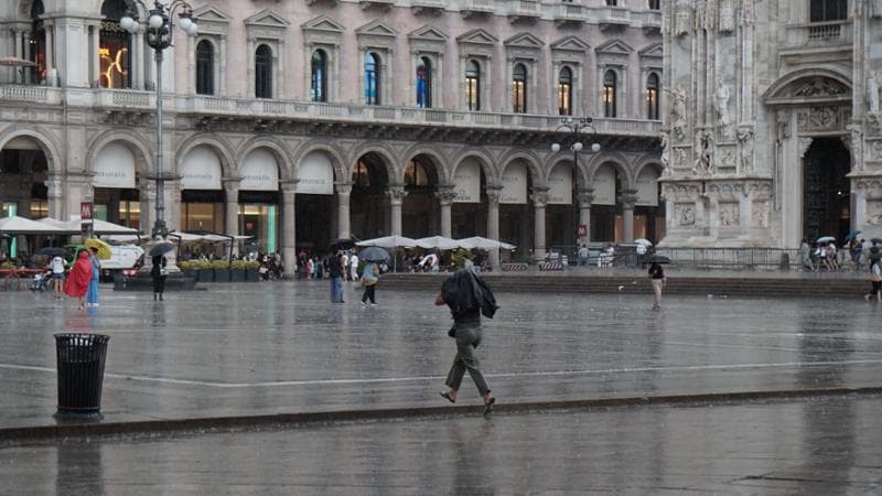 A Milano arriva la pioggia e si abbassano le temperature: tempo instabile fino a metà maggio