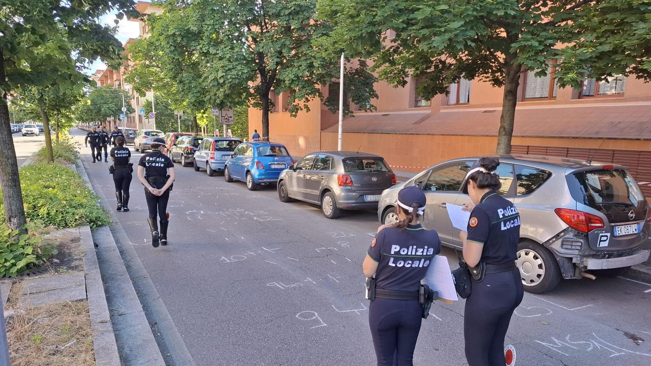 Coppia di anziani travolta sulle strisce: il marito di 76 anni morto in ospedale, moglie gravissima