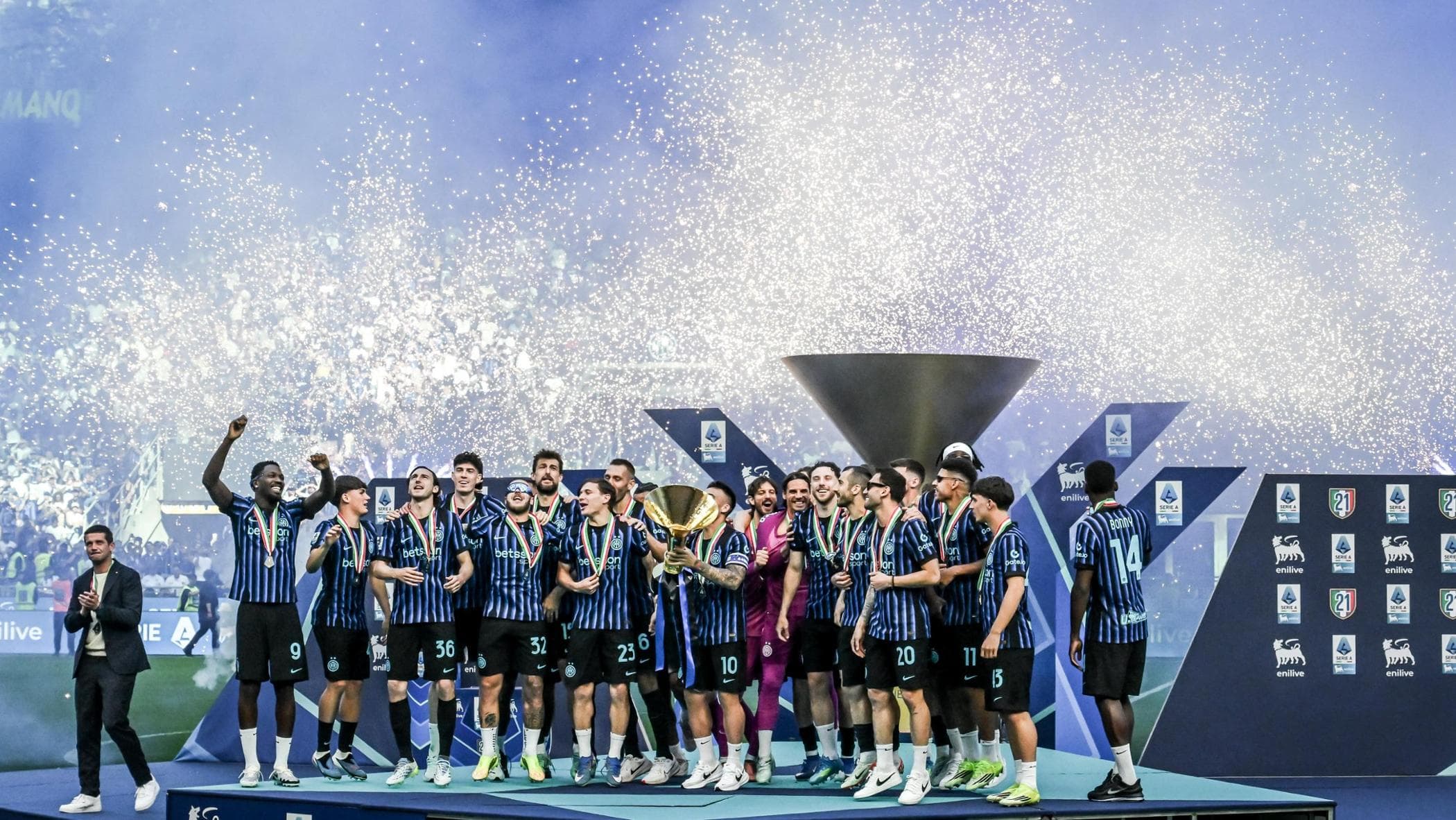 Scudetto Inter, il tributo al Becca e Vasco in video: allo stadio una festa lunga sei ore
