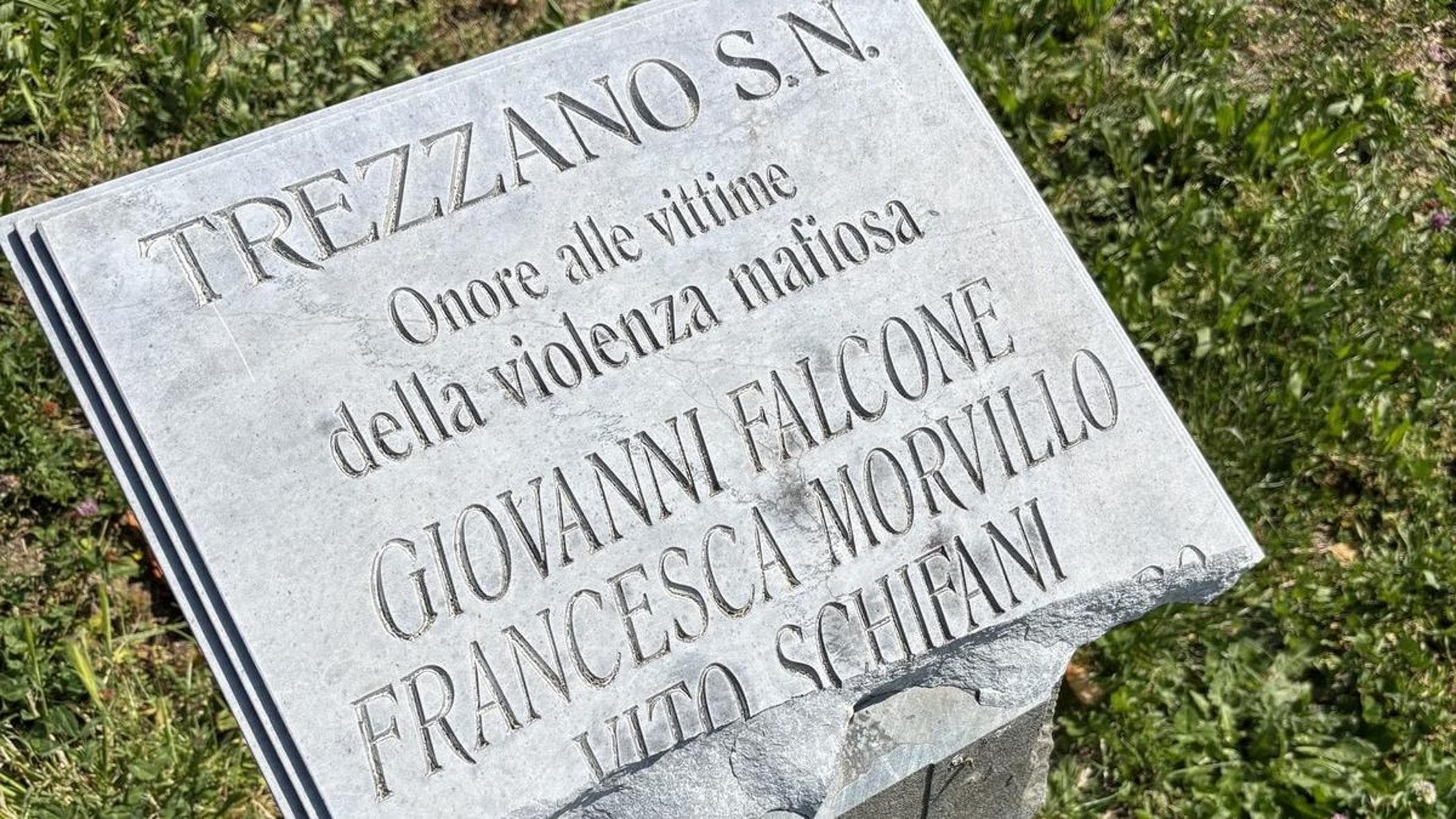 Trezzano sul Naviglio, vandalizzata la targa in memoria delle vittime della strage di Capaci