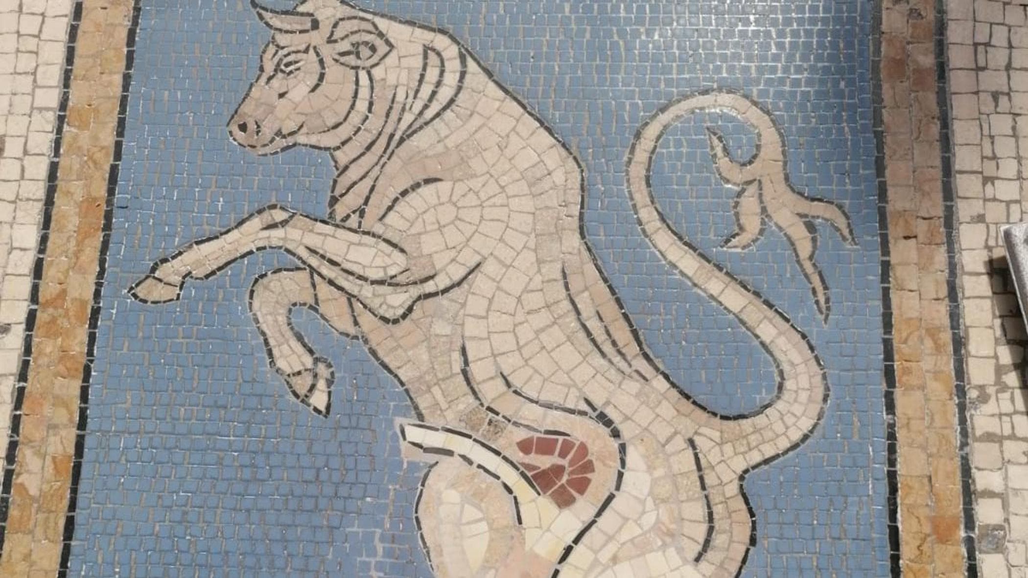 Milano, il Toro della Galleria e i “testicoli spariti”: il restauro scatena l’ironia social