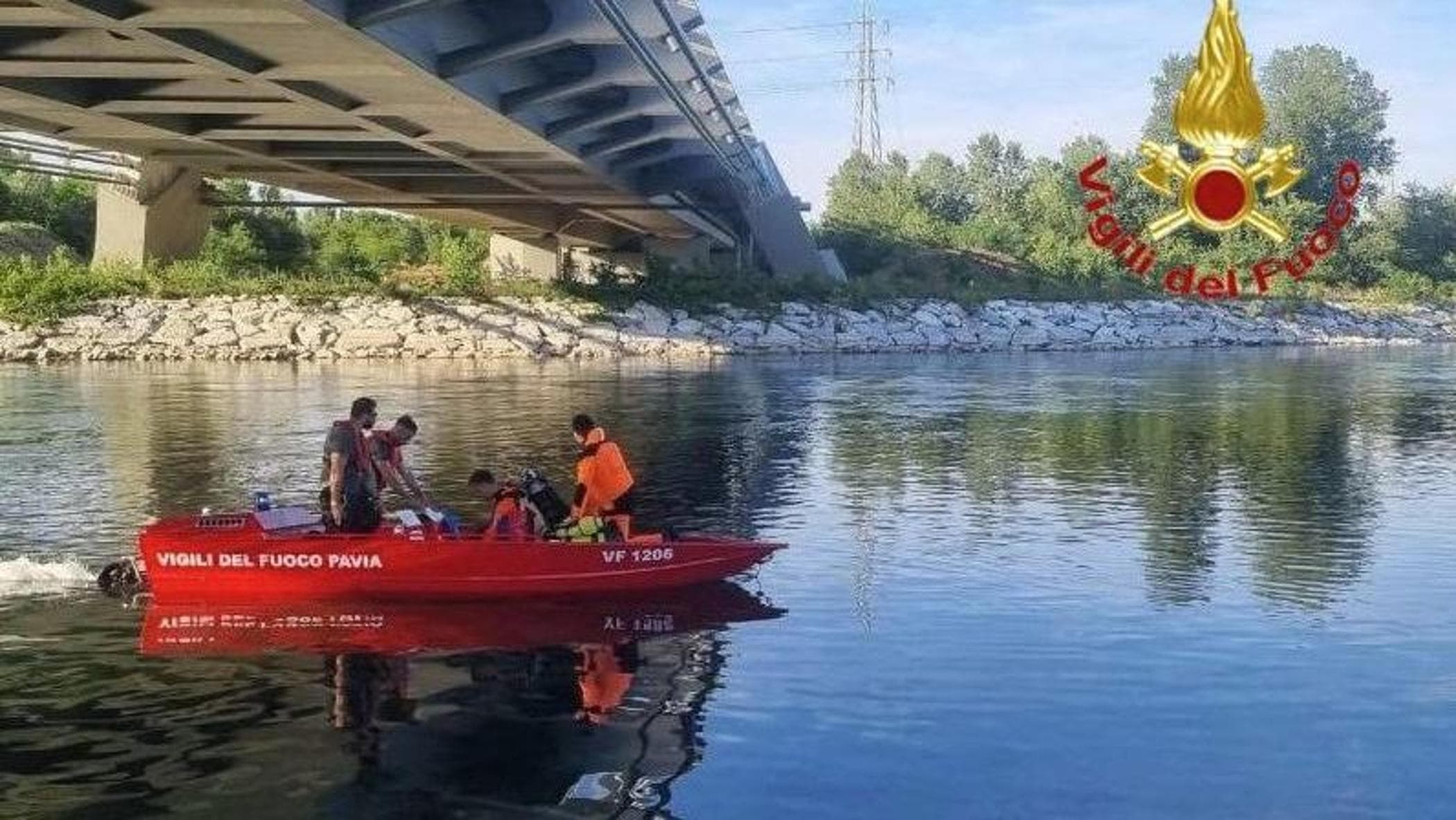 Ragazzo scomparso nelle acque del Ticino a Vigevano: le ricerche con sommozzatori ed elicottero