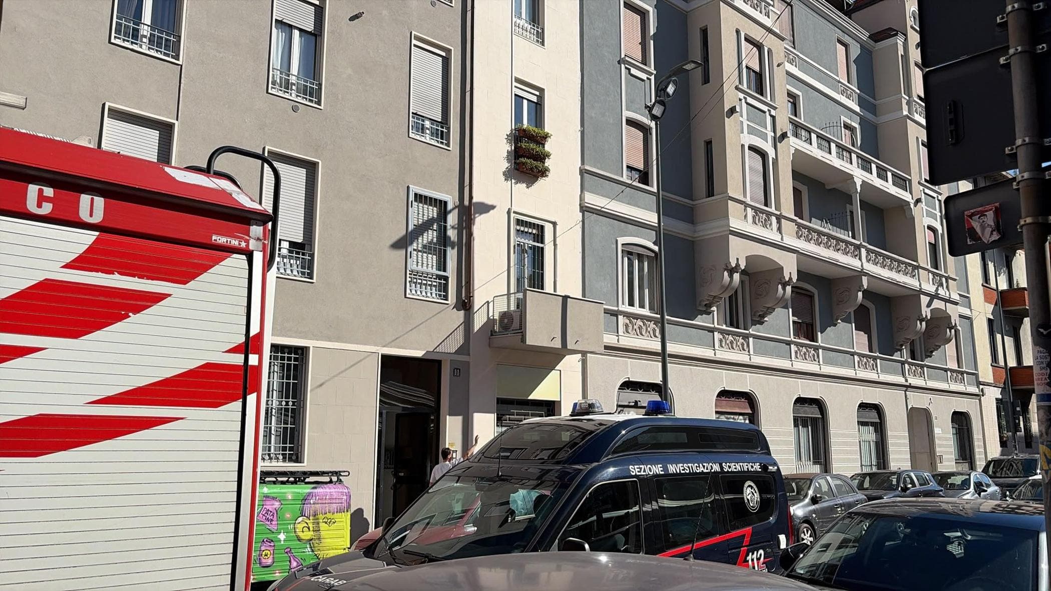 Uomo di 60 anni ucciso nella sua casa in via Oxilia a Milano: numerose ferite alla testa