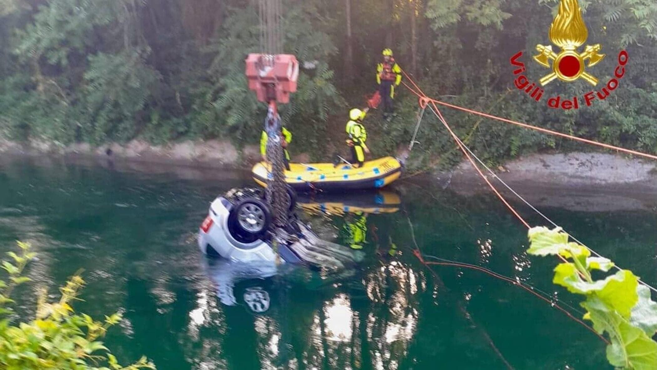 Auto con nove ragazzi cade in un canale a Senago: tre morti di 17 anni. Conducente positivo all’alcol test