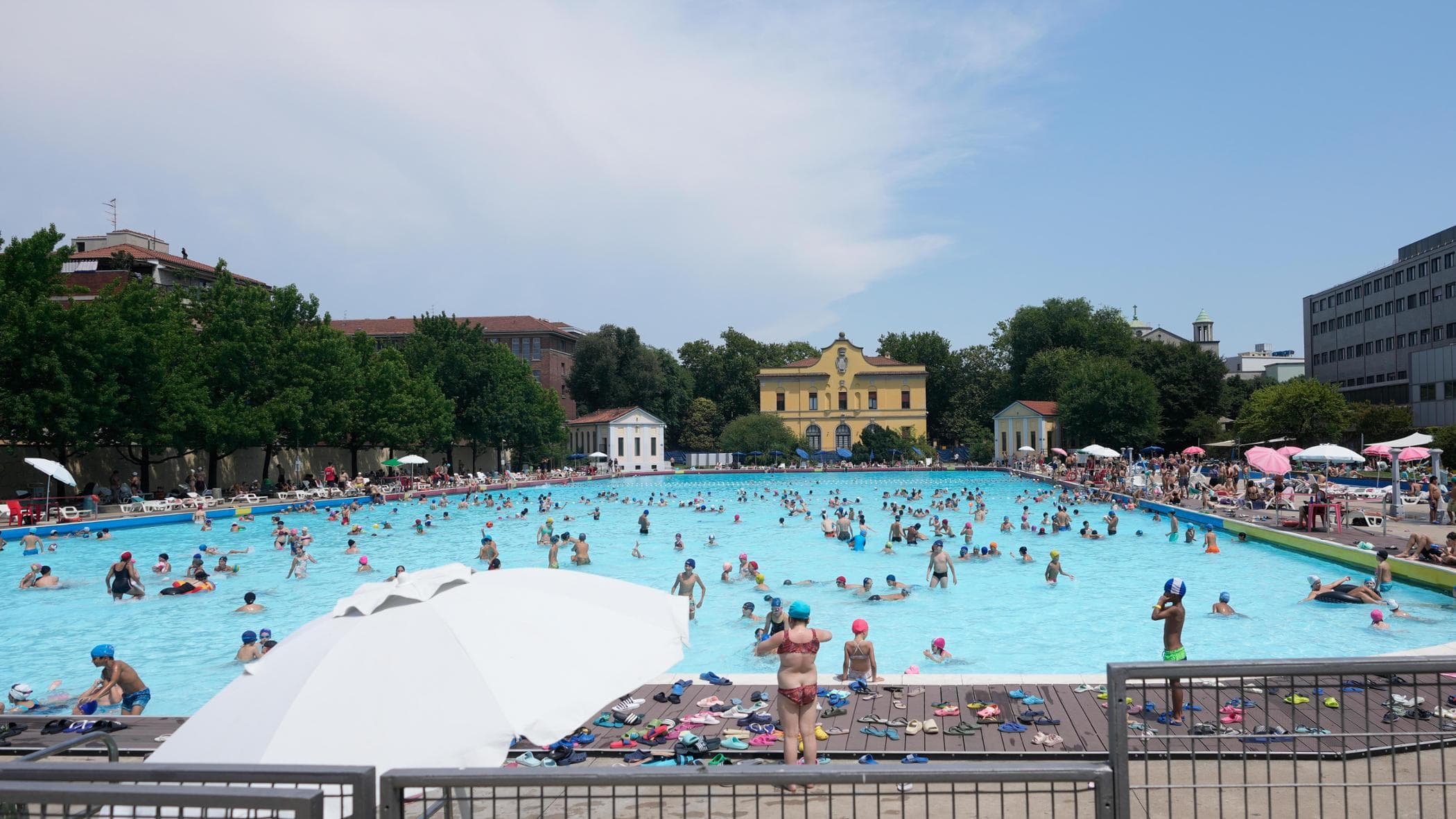 Entrano di notte alla piscina Romano e si tuffano: ragazzo di 28 anni muore annegato