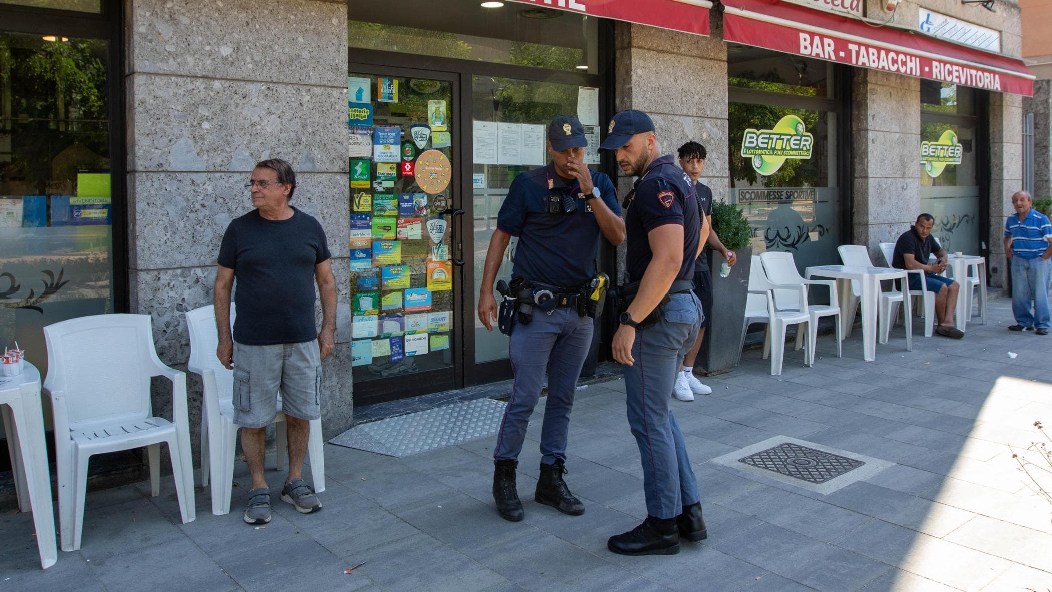 Venti coltellate da uno sconosciuto: colpito mentre beve il caffè al bar di via Paravia