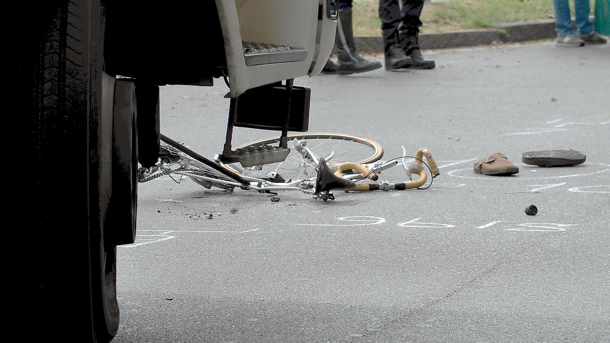 ciclista di 67 anni travolta e uccisa da un camion in via gattamelata il mezzo aveva un sensore da Milano.repubblica.it ciclista di 67 anni travolta e uccisa da un camion in via gattamelata il mezzo aveva un sensore