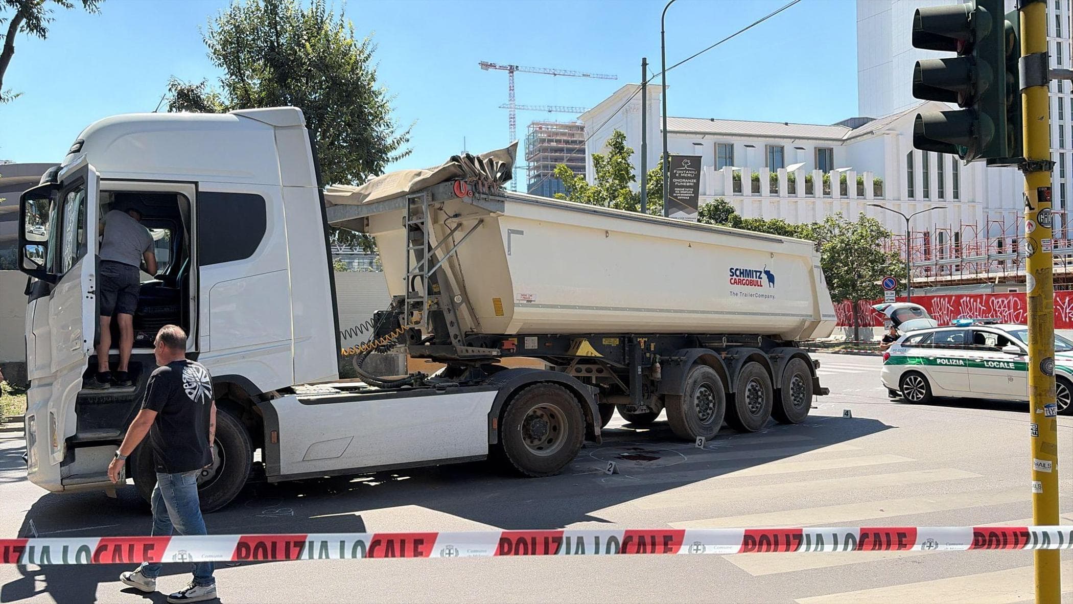 Ciclista di 67 anni travolta e uccisa da un camion in via Gattamelata: il mezzo aveva un sensore