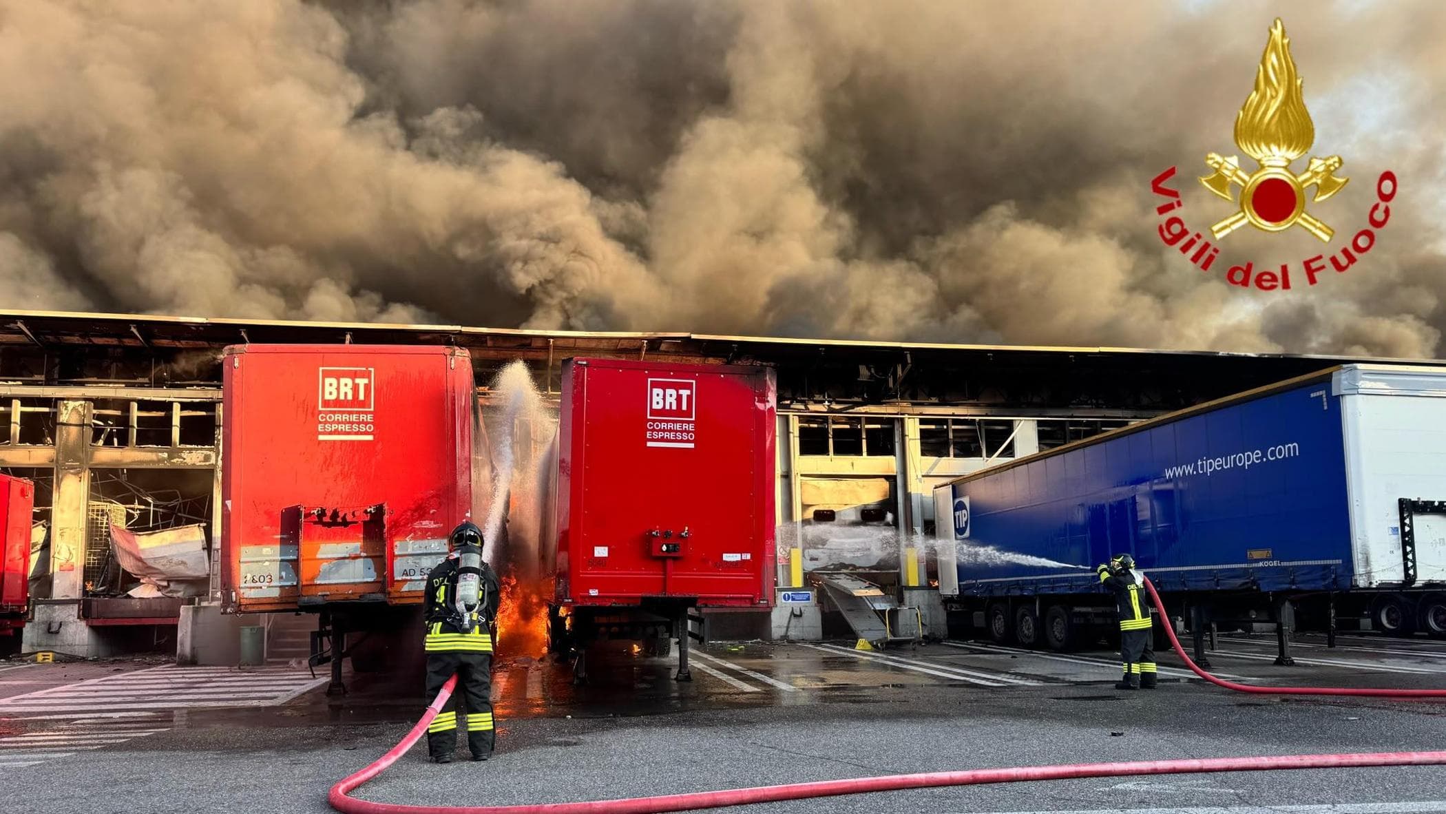Grosso incendio nel deposito Bartolini in zona Dergano a Milano: alta colonna di fumo