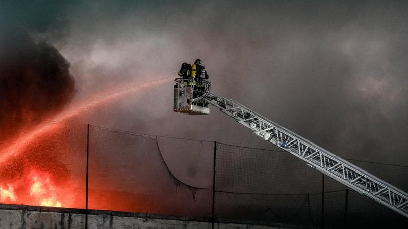 Incendio alla Bartolini, aperta un’inchiesta. Il Comune: “Finestre chiuse e non sostare per strada”