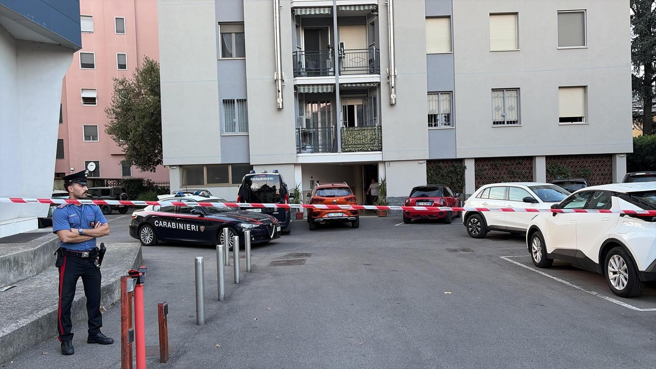 Corsico, uomo trovato morto in casa: ferite da coltello all’addome