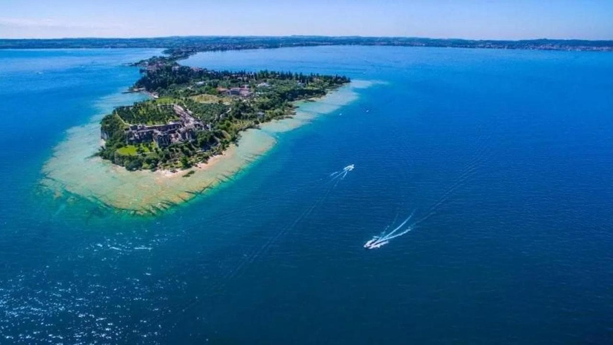 Sirmione'de bir adam, bir çocuğu kurtarmak için Garda Gölü'ne atladı, çocuğu kurtardı ama bir daha su yüzüne çıkmadı