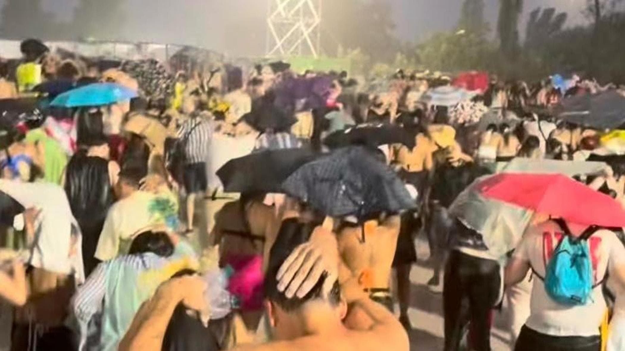 la grandine i fan feriti la rabbia cos8217232 successo al concerto di bad bunny fermato dal maltempo da Milano.repubblica.it la grandine i fan feriti la rabbia cos8217232 successo al concerto di bad bunny fermato dal maltempo