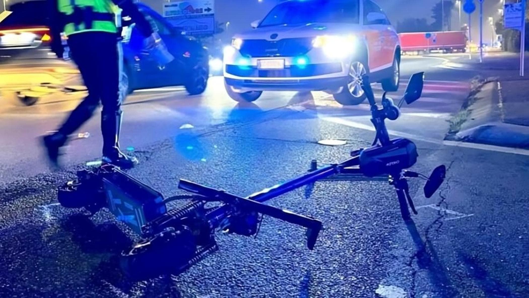 Travolto da un'auto mentre è sul monopattino, muore ragazzo di 16 anni: era senza casco e senza luce
