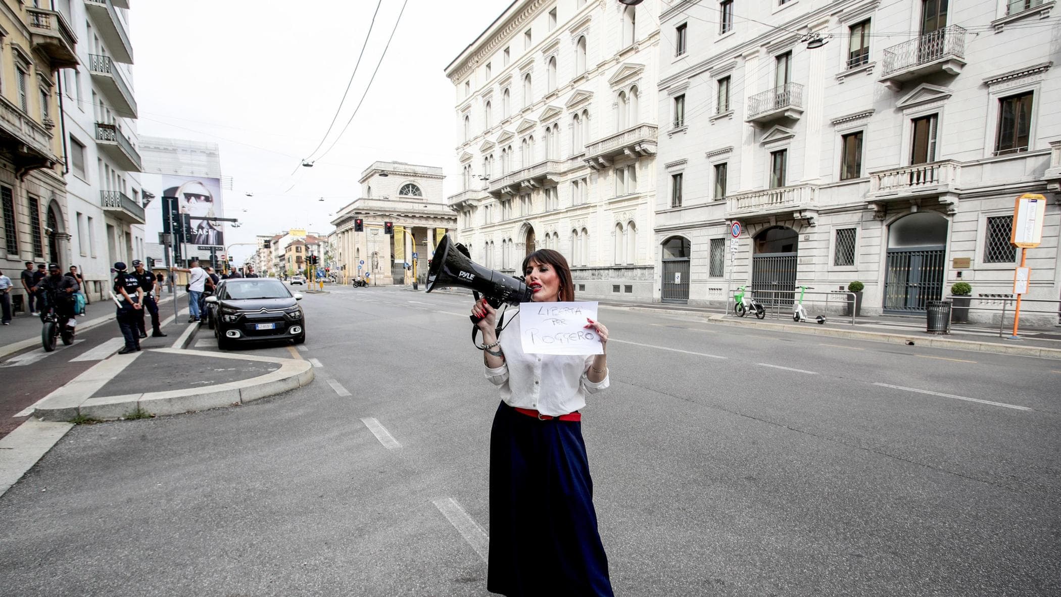 il presidio per roggero 232 un flop annunciati in 200 ma c8217232 solo l8217organizzatrice e la polizia da Milano.repubblica.it il presidio per roggero 232 un flop annunciati in 200 ma c8217232 solo l8217organizzatrice e la polizia