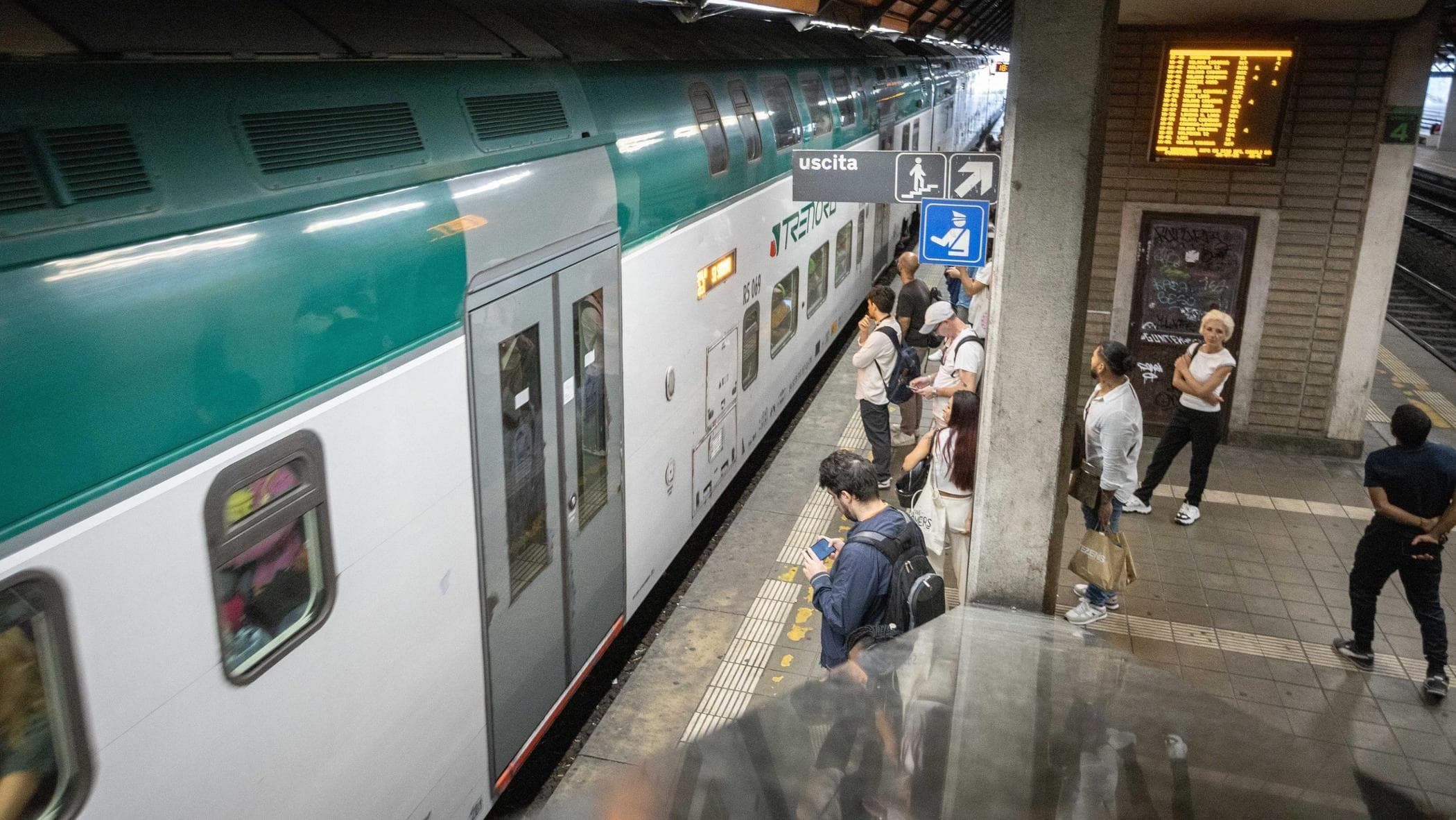 Risale sul treno mentre riparte: resta incastrato tra le porte e trascinato per 10 metri, è grave