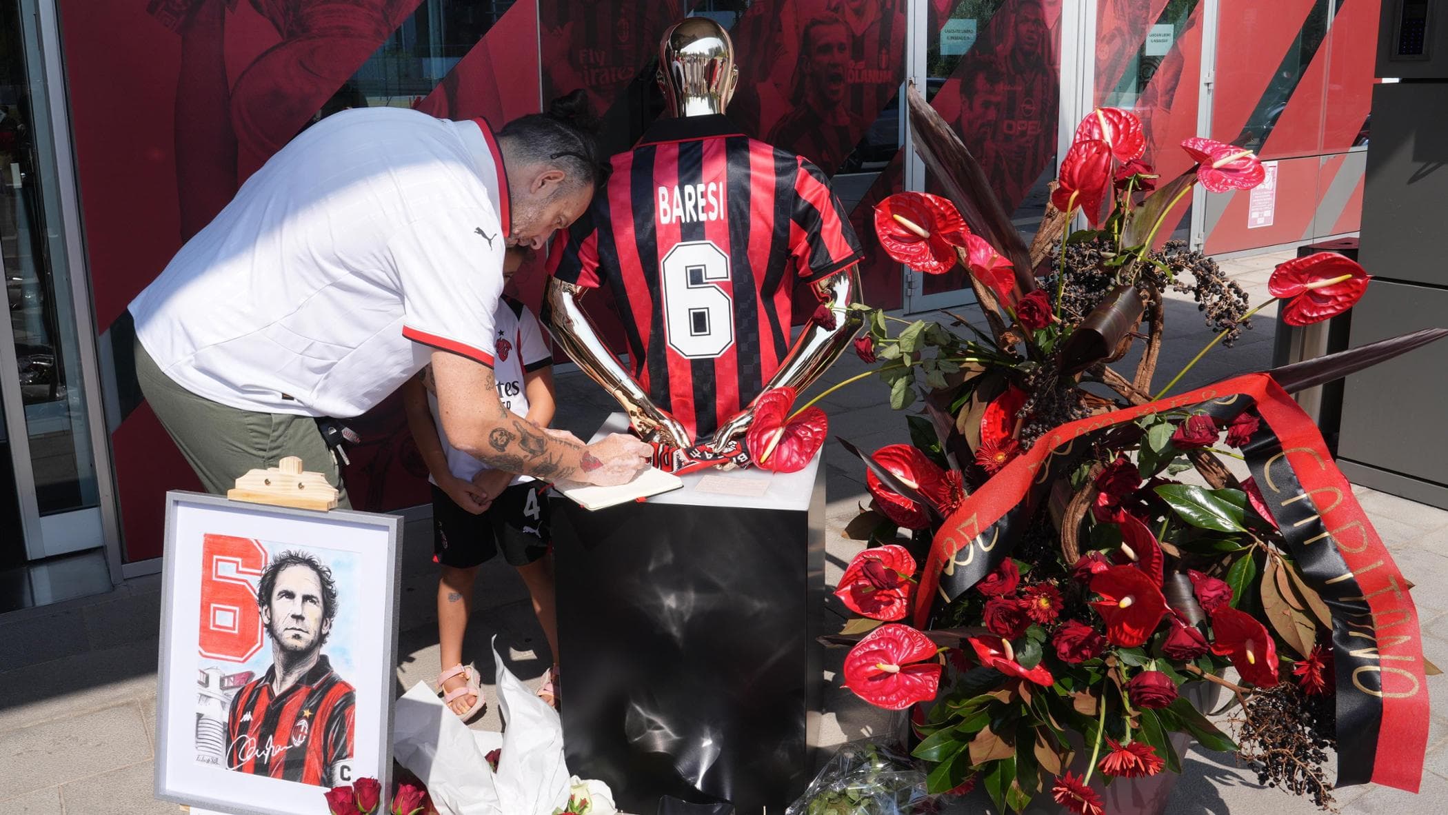 Baresi, il libro dei ricordi a Casa Milan: “Grazie per il tuo amore, sarai sempre nel nostro cuore”