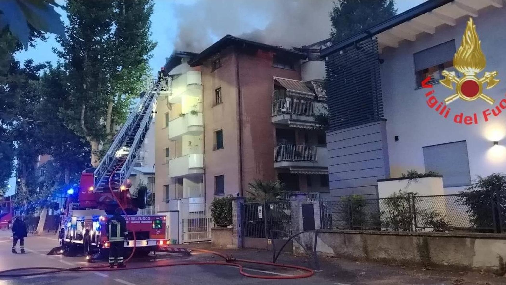 Fatal Fire in Apartment Spreads to Roof: Investigation Underway