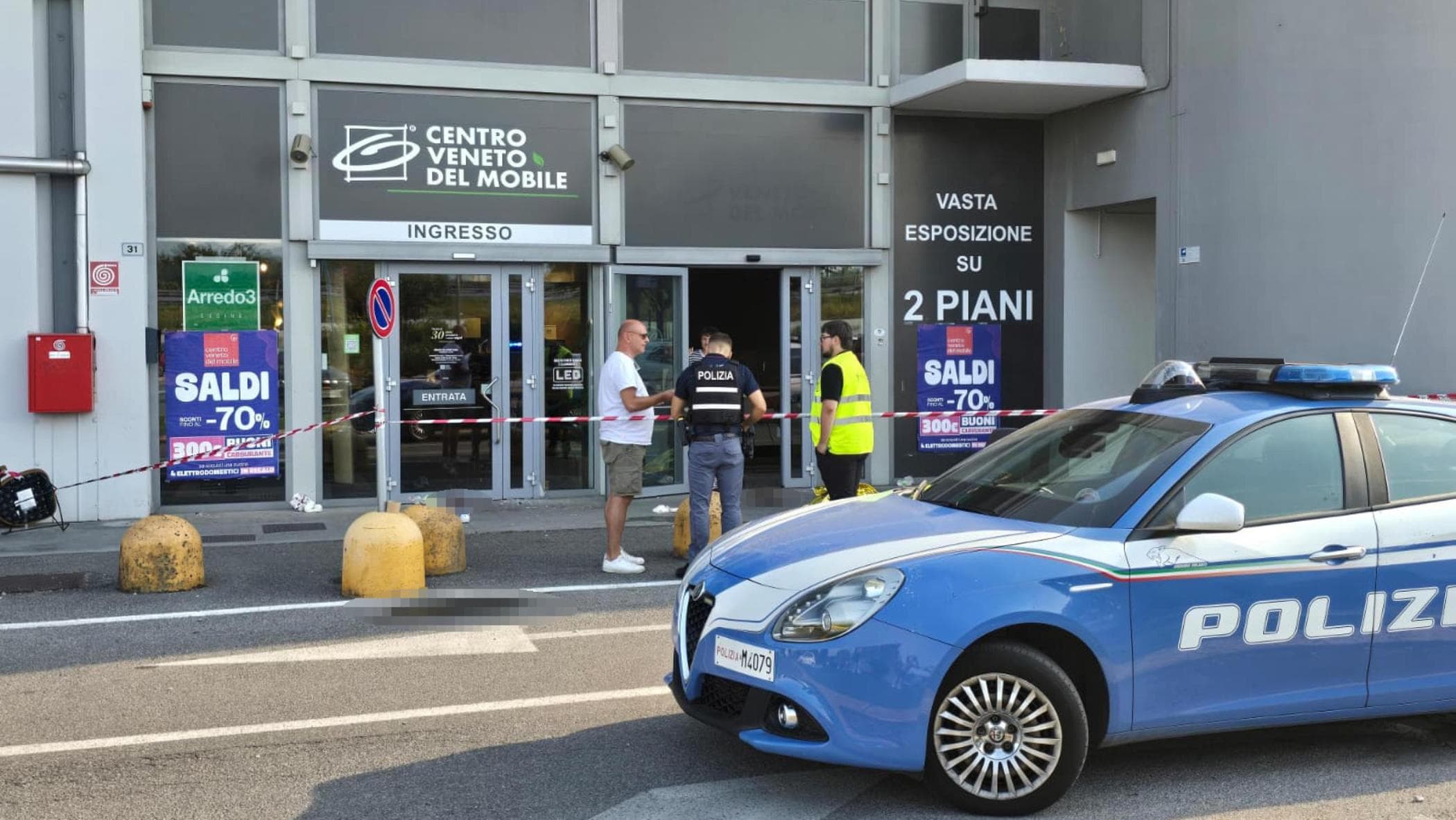Brescia, accoltellata dall’ex davanti ai figli fuori dal centro commerciale: donna grave in ospedale