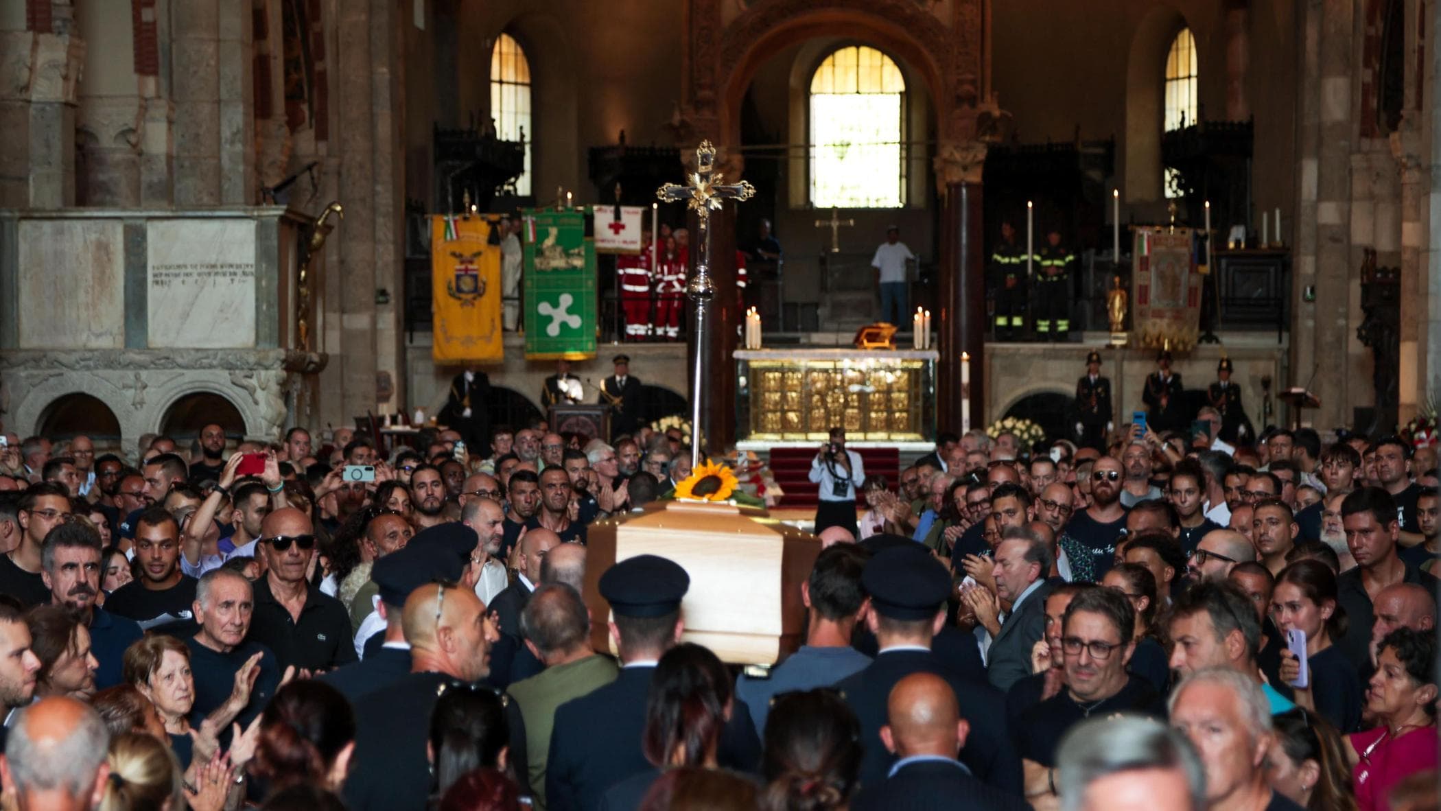 Funerali di don Mazzi, folla in Sant’Ambrogio: “È stato simbolo di speranza e accoglienza”