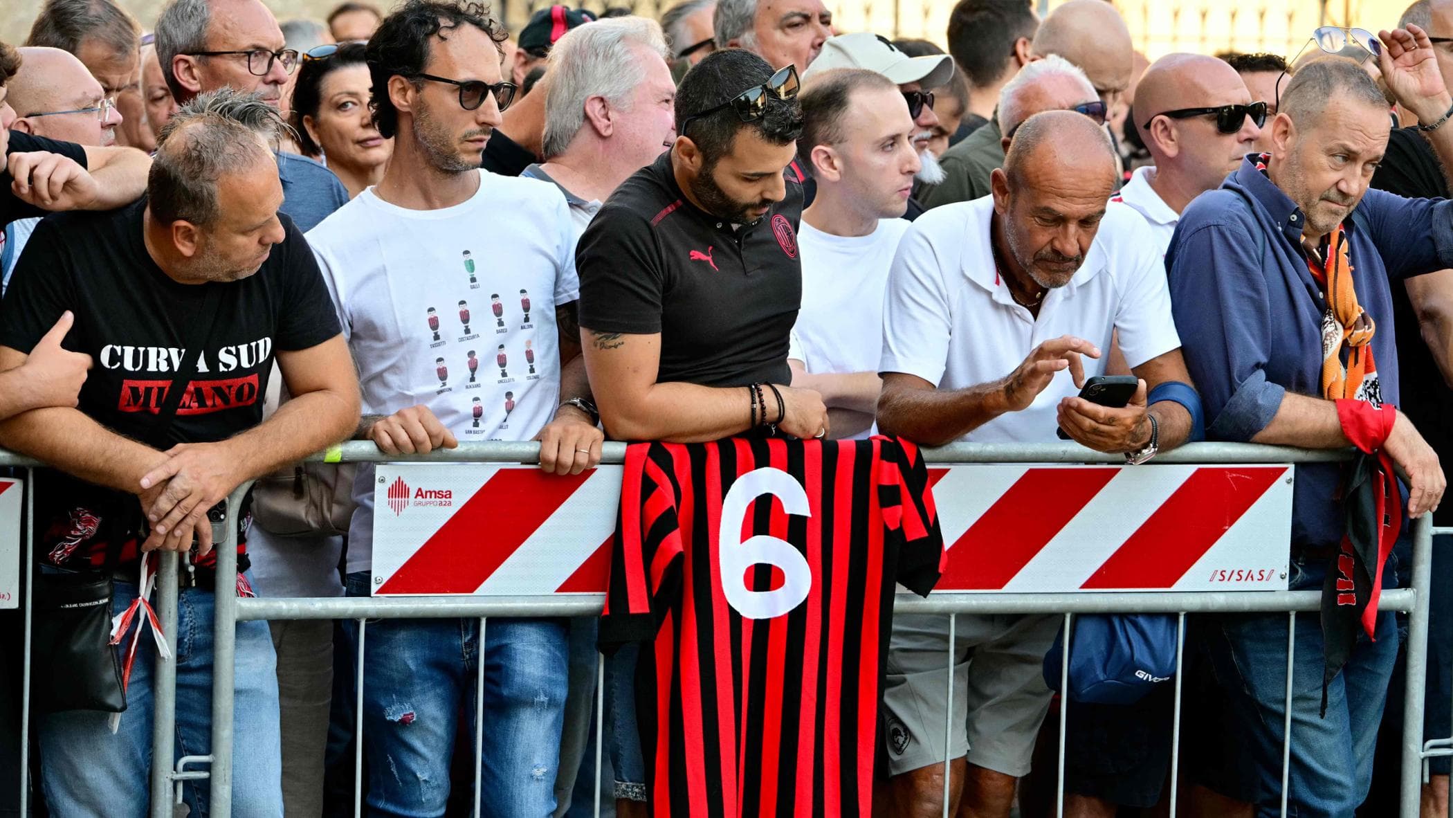 Funerali di Franco Baresi, l’ultimo saluto al campione rossonero: lutto cittadino a Milano