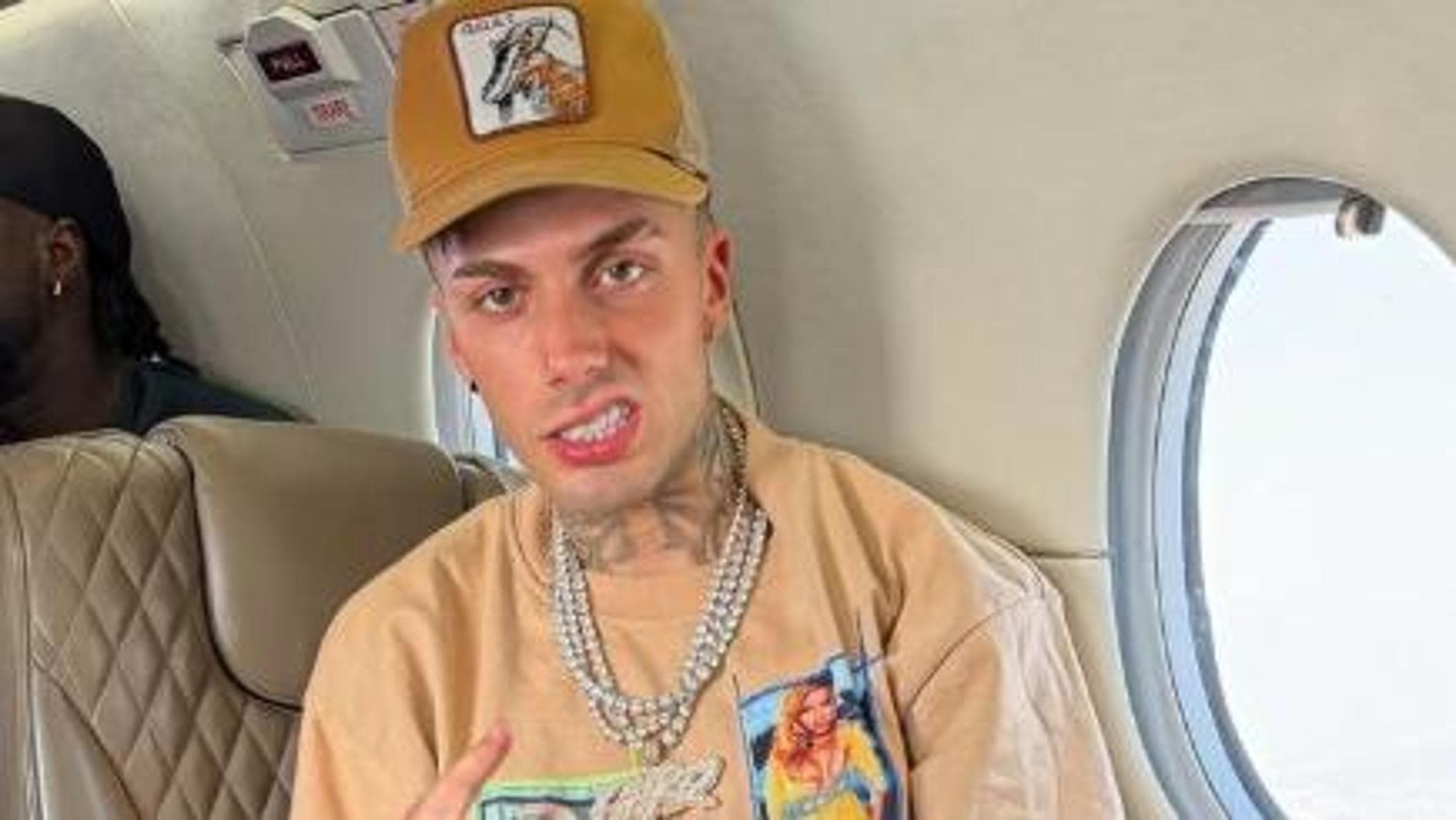 Arresto rapper Tony boy, in casa droga e una pistola con matricola abrasa: il blitz live sui social
