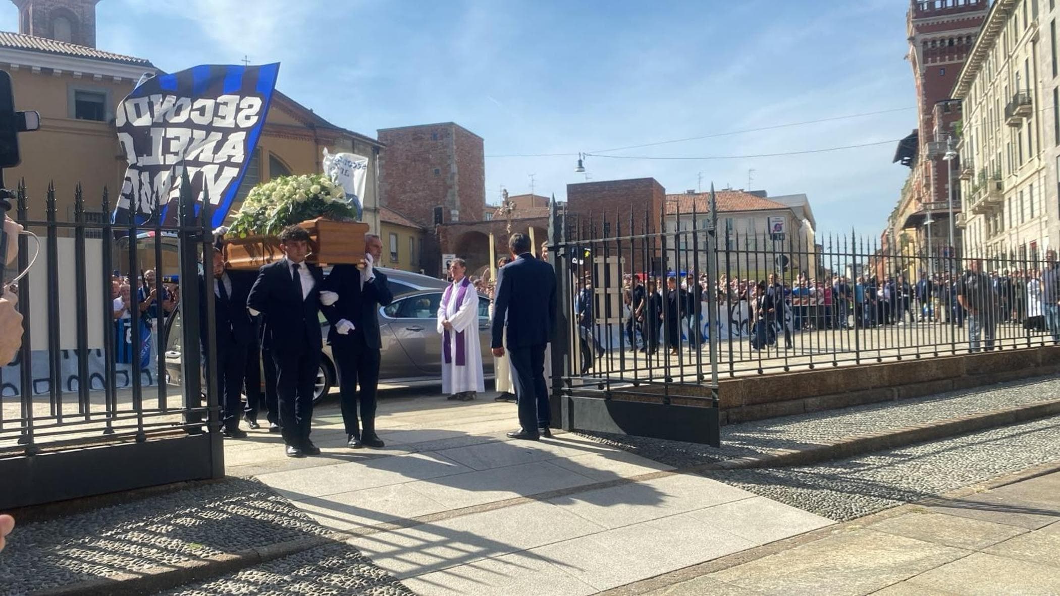 i funerali di sandro mazzola a milano l8217ultimo saluto alla bandiera del calcio in sant8217ambrogio da Milano.repubblica.it i funerali di sandro mazzola a milano l8217ultimo saluto alla bandiera del calcio in sant8217ambrogio