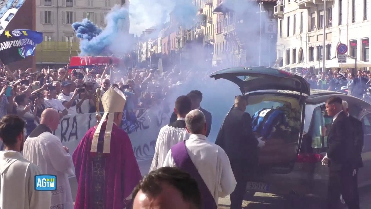 Funerali Mazzola, l'omaggio dei tifosi all'uscita del feretro: cori e fumogeni come allo stadio