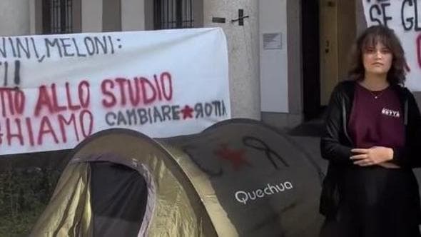 Università Statale, tende e striscioni contro il caro affitti: “Studentati fatiscenti e pochi posti”