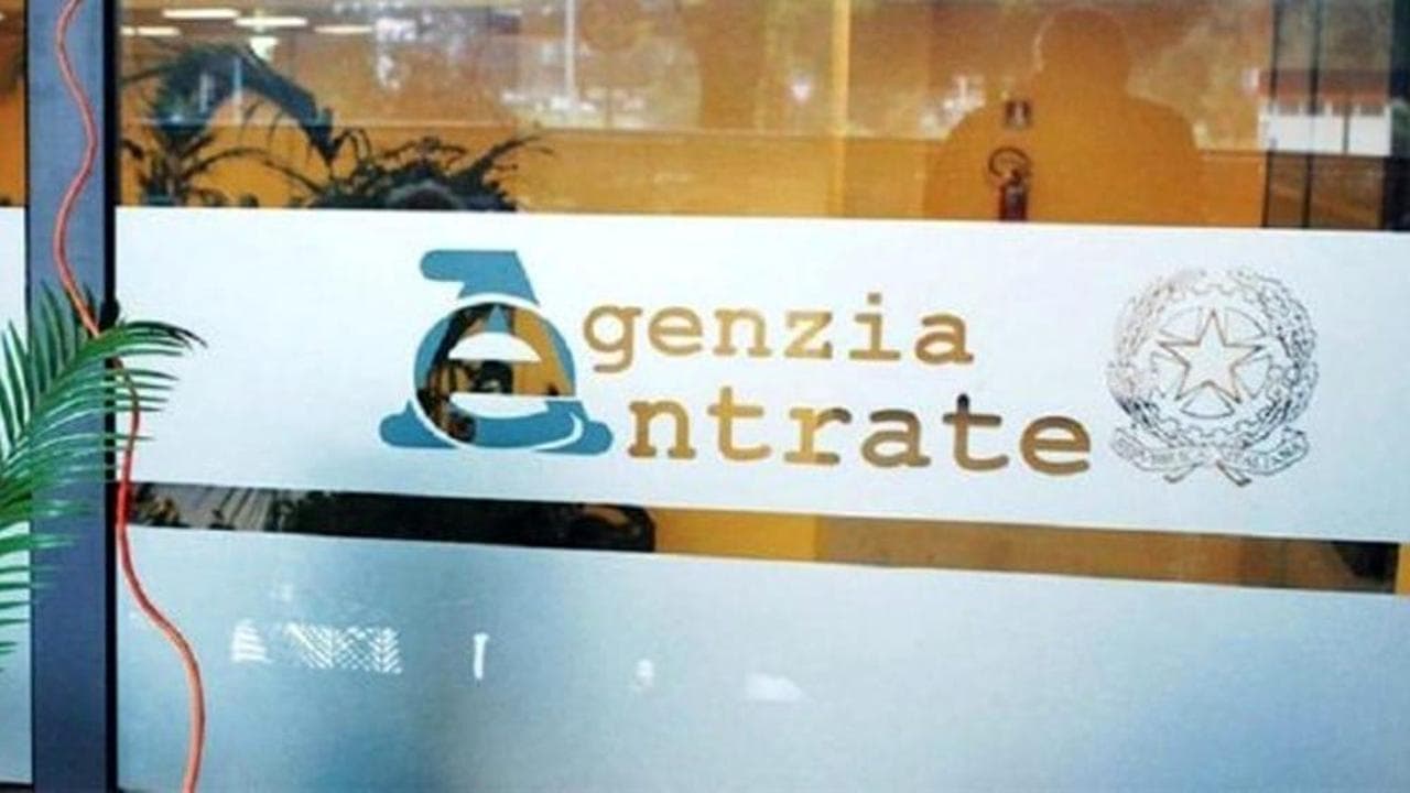 Bando dell’Agenzia delle Entrate riservato ai cittadini italiani, il tribunale: “È discriminatorio”