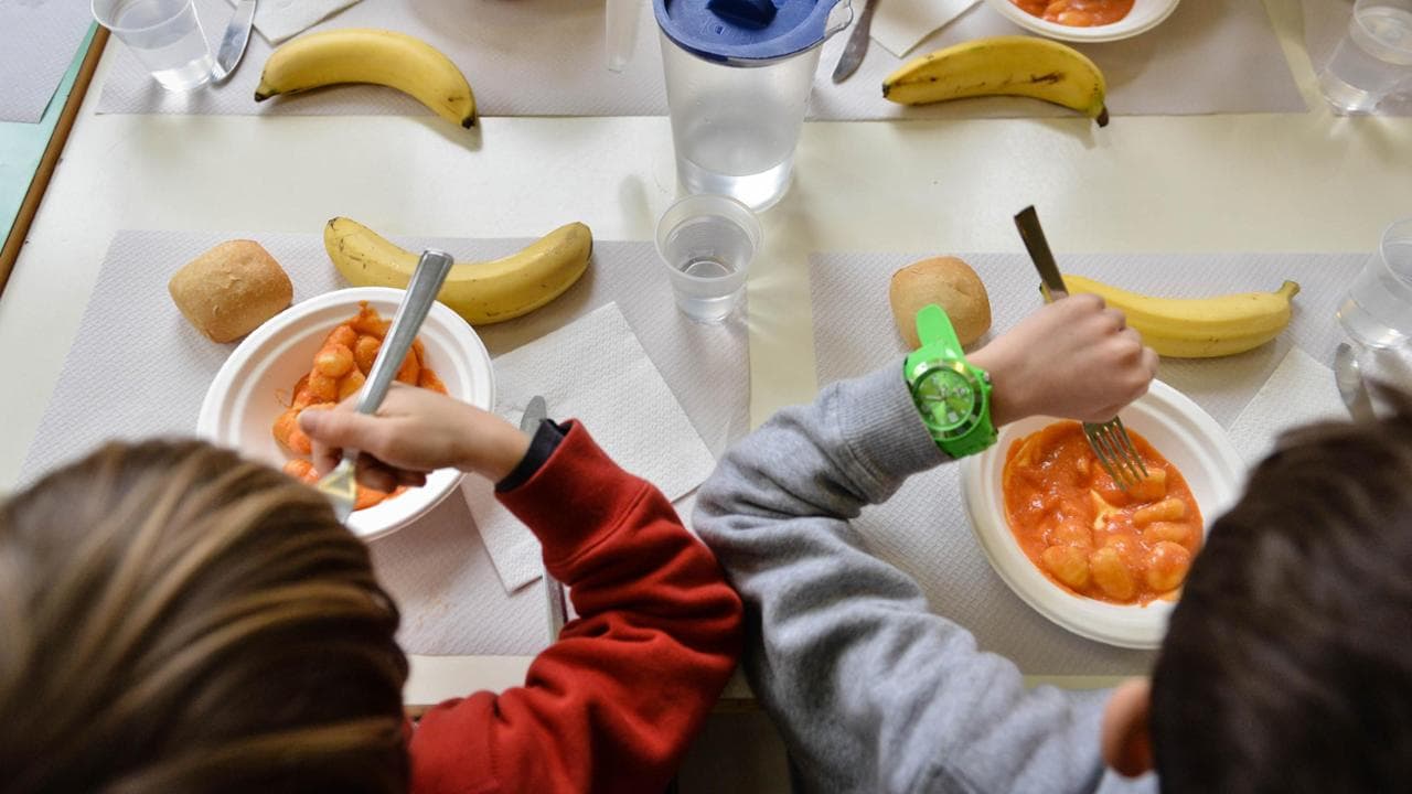 Pasto in bianco a scuola per chi non paga la mensa: “I bambini si lamentano e la famiglia salda”