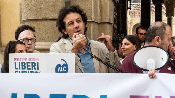 Suicidio assistito di Scalas, procura chiede l’archiviazione per Cappato: “Fu atto di solidarietà”