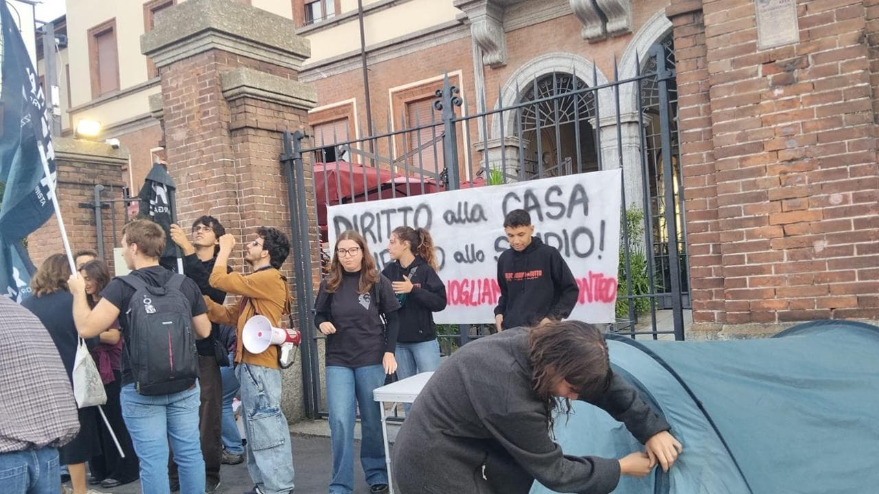 Statale, la protesta per la casa arriva al campus Martinitt: studente resiste allo sfratto