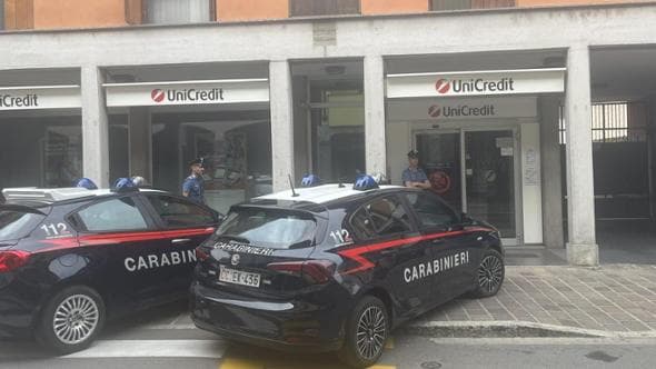 Colpo in banca con dipendenti in ostaggio per ore e bottino da 159mila euro: arrestato un uomo