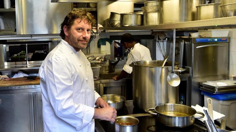 Lo chef Cesare Battisti: “Stop turni folli in cucina, nel mio ristorante voglio personale felice” 