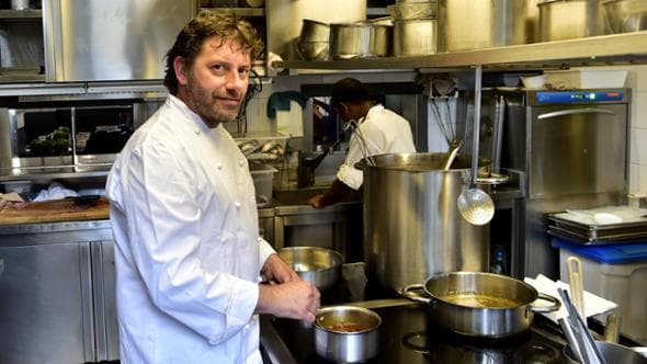 Lo chef Cesare Battisti: “Stop turni folli in cucina, nel mio ristorante voglio personale felice” 
