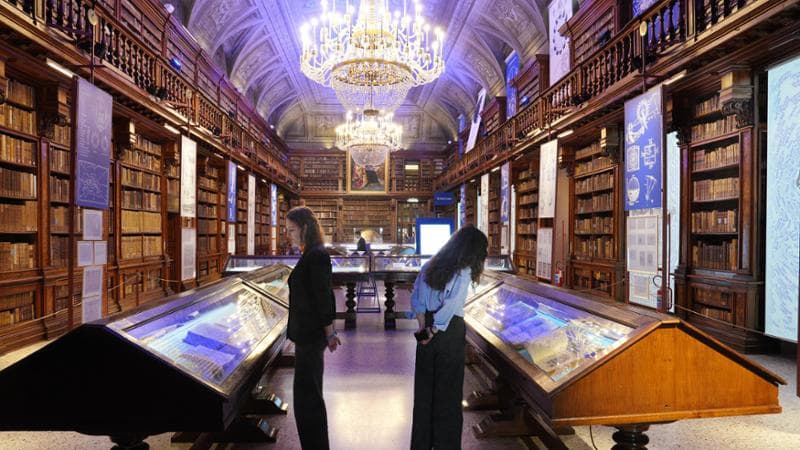 Umberto Eco, viaggio nei suoi appunti: alla Braidense tra libri, mappe e sapere 