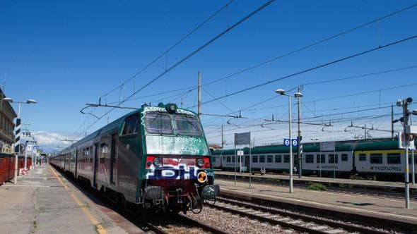 Scooter contro auto finisce sui binari: Alessandro Plozza morto a 18 anni travolto dal treno
