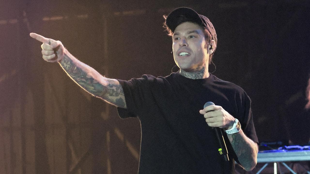 Un giovane denuncia: “Picchiato dopo aver fotografato Fedez in discoteca”