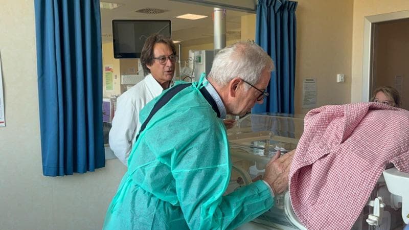 Neonato abbandonato a Cinisello, cosa succede adesso tra preaffido e indagini per trovare la madre