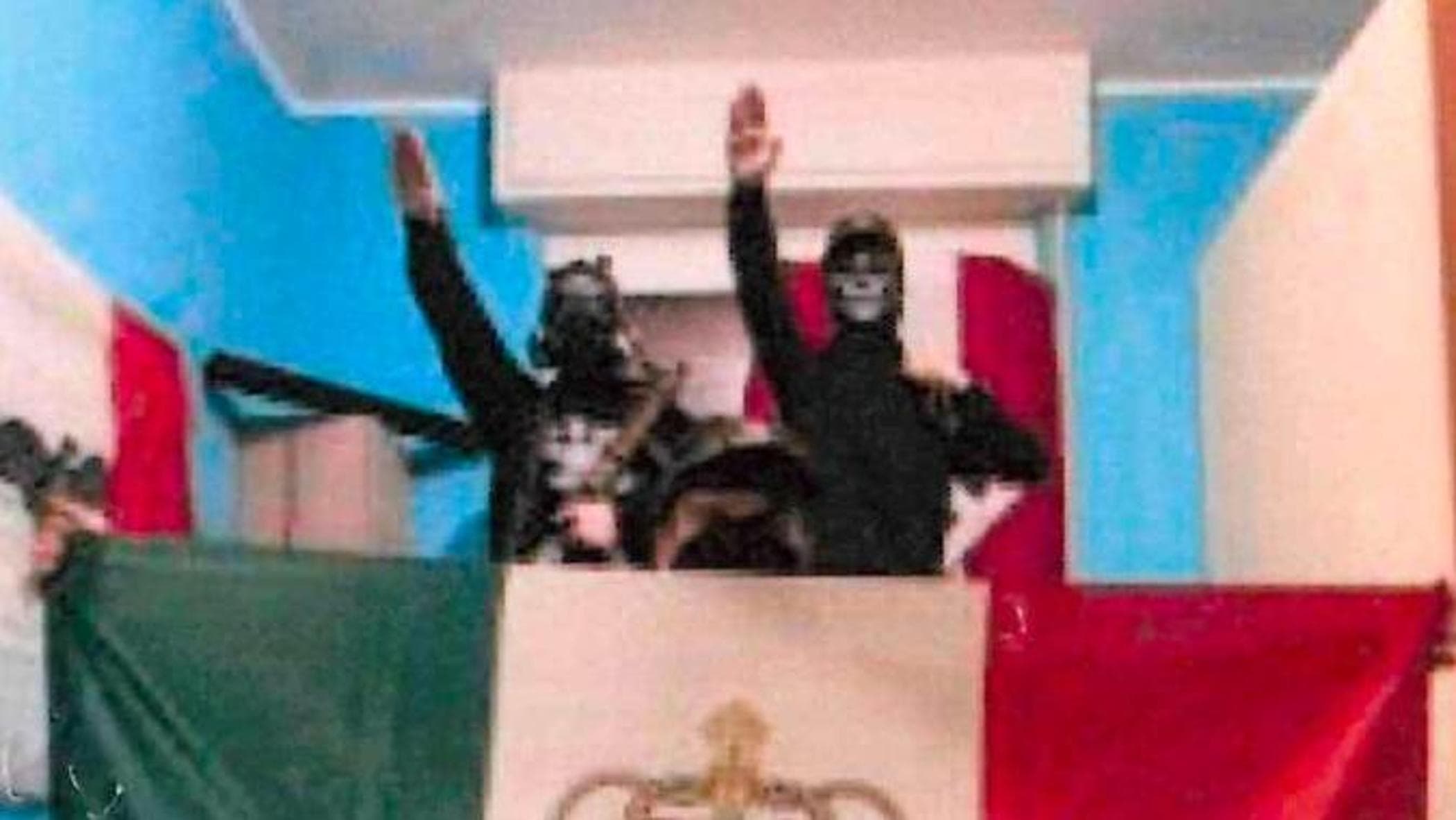 aveva armi in casa e scriveva post violenti e di estrema destra arrestato 19enne suprematista da Milano.repubblica.it aveva armi in casa e scriveva post violenti e di estrema destra arrestato 19enne suprematista