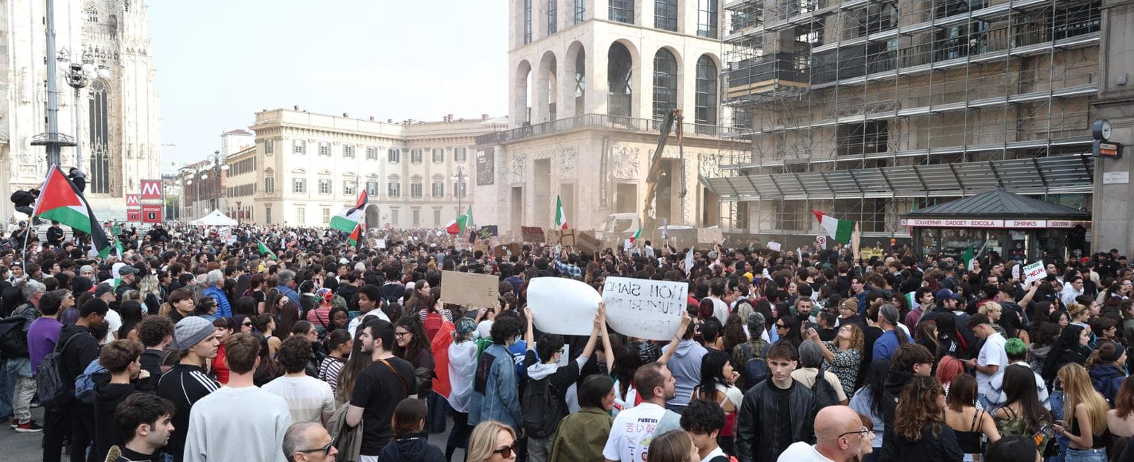 centinaia in corteo a milano contro caro benzina e stipendi bassi tensioni con le forze dell8217ordine da Milano.repubblica.it centinaia in corteo a milano contro caro benzina e stipendi bassi tensioni con le forze dell8217ordine