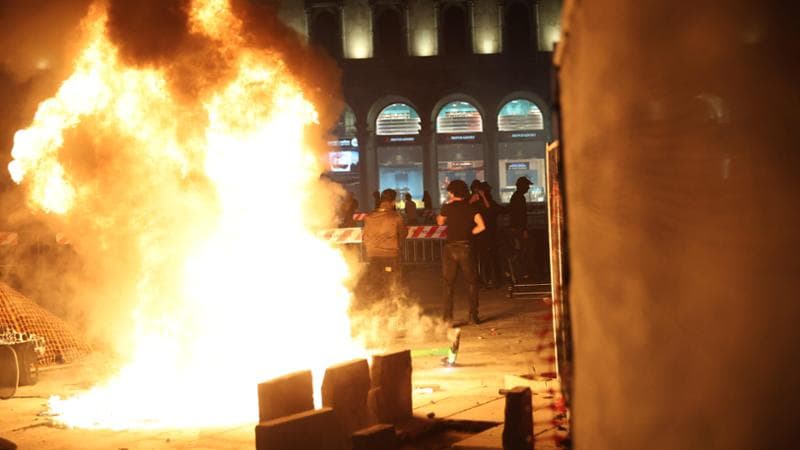 Le proteste per il carovita diventate guerriglia: scontri e feriti a Milano