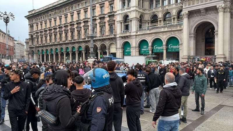 Scontri a Milano, piazza Duomo di nuovo presidiata: lancio di petardi contro la polizia