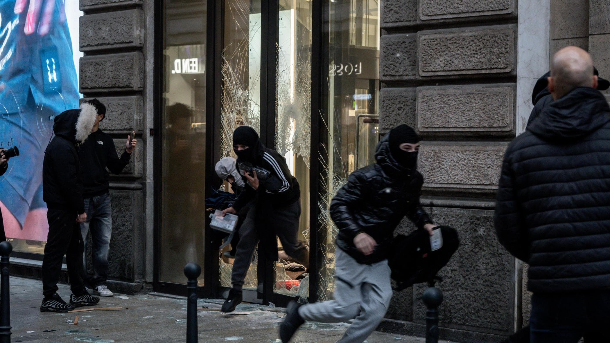 guerriglia a milano due giorni di razzie e violenze 270 fermati oltre cento i feriti da Milano.repubblica.it guerriglia a milano due giorni di razzie e violenze 270 fermati oltre cento i feriti