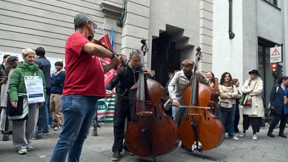 Scala, la protesta fa saltare la prima del Faust e diventa uno spettacolo: “Non sono capricci”